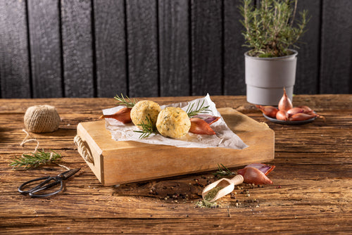 Semmelknödel aus Österreich – traditionelle Beilage nach klassischer Rezeptur hergestellt
