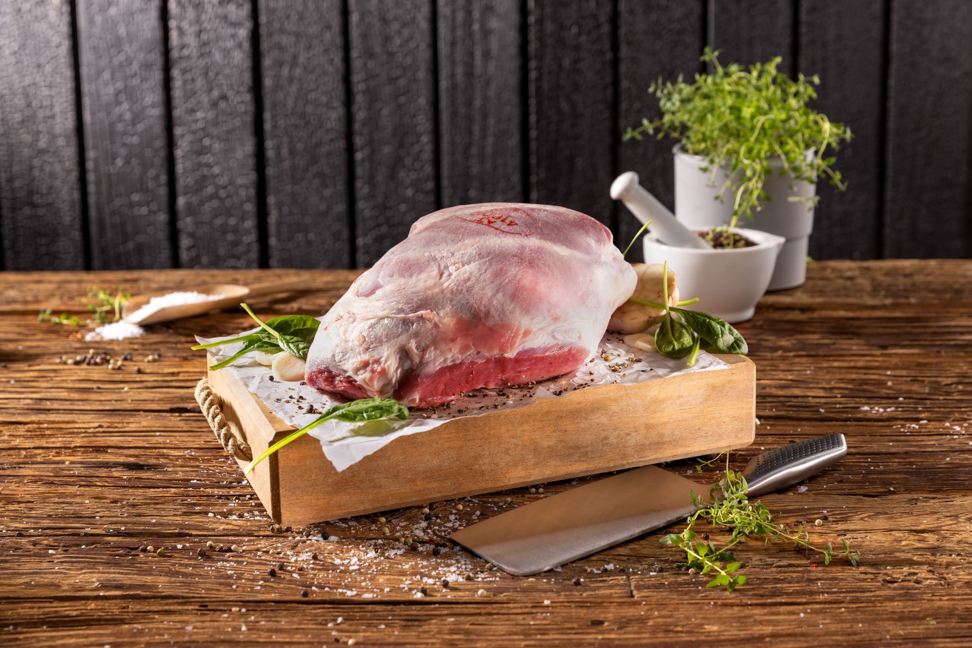 Lammkeule Femur aus Österreich – hochwertige Lammkeule mit Röhrenknochen für Braten und Schmorgerichte