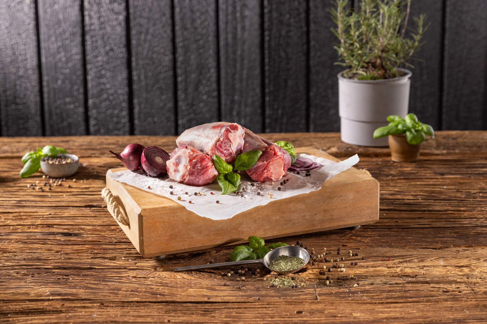 Lammstelze von der Schulter aus Österreich – saftiges Lammfleisch mit Knochen für Schmorgerichte und Ofengenuss